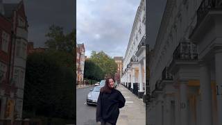 Hania Amir in the shahrukh khan poses in london SRK most viewed video haniaamir sharukhkhan [upl. by Sucram]