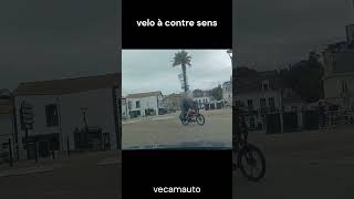 Un cycliste à contresens dans un petit rondpoint en ville [upl. by Mateo928]