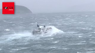 HorrorÜberfahrt Nachdem Befestigungsseile plötzlich reißen steuert Fähre in Sturm [upl. by Anirda246]