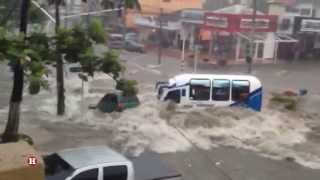 Vehículo fue arrastrado por arroyo de la calle 76 en Barranquilla [upl. by Lednik]