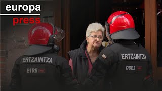 Dos detenidos en el desahucio de una mujer y su nieto en Erandio Bizkaia [upl. by Eciralc341]