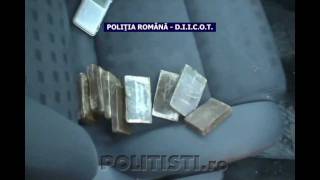 Traficanți de droguri prinși în flagrant de polițiști [upl. by Laicram]