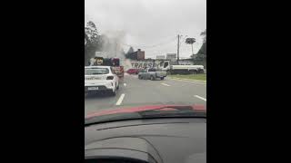 ABCD Jornal  Carro pega fogo em rotatória do bairro Batistini em São Bernardo [upl. by Chen206]