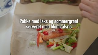 Pakke med laks og sommergrønt serveret med blomkålsris [upl. by Anavoig]