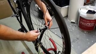 Vorderrad ausbauen und einbauen am Rennrad  Einfach amp Schnell Fixie Singlespeed Schnellspanner [upl. by Yemaj]