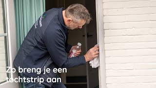 Zo breng je een tochtstrip aan Hulp bij energie besparen [upl. by Onimod]