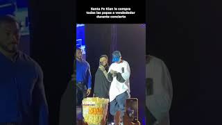 Santa Fe Klan le COMPRA todas las papas a vendededor durante concierto🙌 [upl. by Schroer]