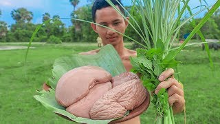 Primitive Technology Cooking Pork Kidneys For Dinner  Wilderness Food [upl. by Ennaul]