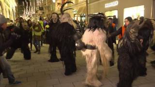 Krampuslauf am Krampustag in Salzburg  die hauen zu [upl. by Genia779]