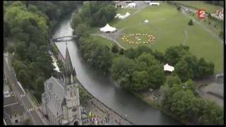 Tour de France à Lourdes en 2011  800 jeunes de Strasbourg forment une étoile dans le sanctuaire [upl. by Gruchot]