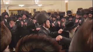 Satmar Rebbe R Zalman Leib Dances At The Wedding Of His Personal Attendant For 25 Years [upl. by Schreck134]