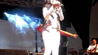 Shreya Ghoshal singing Dhadang Dhadang in New York [upl. by Buderus37]