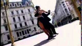 Reliquia Portena Tango Dancing en quotPlaza de Mayoquot [upl. by Emsoc723]