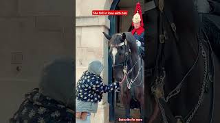 She fell in love with himhorse royalhorseguard buckinghampalace horseguard tourist [upl. by Emmalynne]