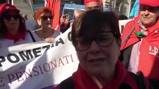 Manovra pensionati in piazza a Roma quotNoi vero welfare del Paesequot [upl. by Hanah687]