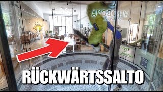 RÜCKWÄRTSSALTO BEI 300 KMH INDOOR SKY DIVING [upl. by Gwenette577]