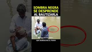 Bautismo Impactante Sombra Negra se Desprende al Sumergirla [upl. by Dallis]