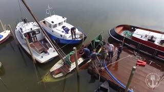 Gezonken bootje bergen in de Biesbosch [upl. by Nnyleahs]