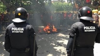 Policías y bomberos se enfrentan a las puertas del Parlament [upl. by Dougall]