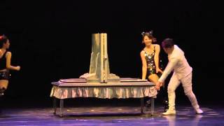 illusionist tricks master illusion show jinag hao magic show [upl. by Ainafets]