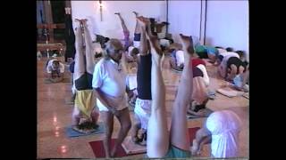 BKS Iyengar Shows Fingers in Headstand [upl. by Giselbert]