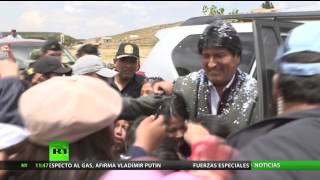 Un dia con Evo Morales  RT en español [upl. by Tonnie642]