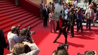 Cannes quotGrigrisquot soffre un pas de danse sur le tapis rouge [upl. by Rainie870]