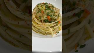 La ricetta delle notti leggendarie Spaghetti aglio olio e peperoncino shortsfeed food [upl. by Husch288]