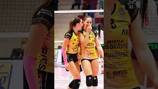 GUARDA FINO ALLA FINE 🚨Che azione ❤️‍🔥 pallavolo pallavolofemminile volleyball [upl. by Arabel]