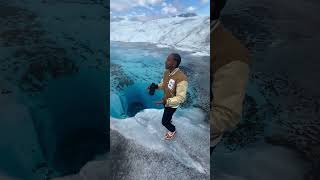 Este chico prueba el agua de un glaciar por primera vez 😰 [upl. by Votaw]