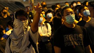 Weitere Unruhen Demonstranten in Hongkong mit Feuerwerk beschossen [upl. by Eidnar]