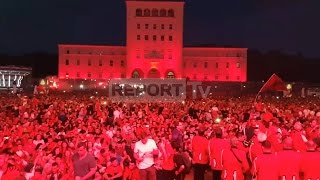 Report TV  Tirana Fan Zone në flakë mijëra tifozë kuqezi për kombëtaren [upl. by Rocray]