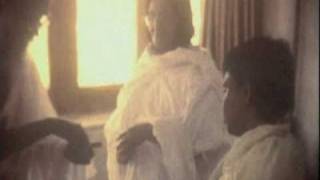 Ma Anandamayi offers Sitaramdas Omkarnath bhiksha in the ashram at Varanasi in 1976 [upl. by Annoyek]