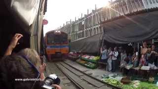 Thailandia il Treno sul Mercato [upl. by Menashem395]