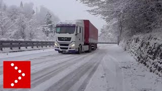 Neve Liguria tir in difficoltà a Montoggio [upl. by Lehcsreh348]