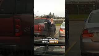 Este policía sorprende al conductor ¡Con un acto de bondad 😮 ¡Mira lo que pasa shorts [upl. by Initsed]