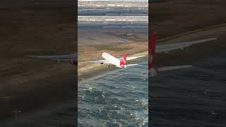 Una telecamera di un drone osserva latterraggio di un Boeing 787 della Virgin Atlantic aviation [upl. by Bena]