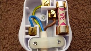 Fitting the right fuse in a UK plug [upl. by Domph]