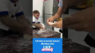 Chef Lily helps dad knead flour to make cake P3 shorts short monkey [upl. by Nnaitsirhc920]