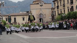 Sulmona Aq la tradizionale processione della mattina di Pasqua quotMadonna che scappa in piazzaquot 2019 [upl. by Normac]