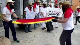 País Vasco  Los radicales quita la bandera de España del Ayuntamiento de Villabona [upl. by Crosby]