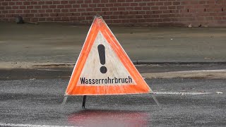 HenstedtUlzburg Wasserrohrbruch legt Verkehr lahm  Feuerwehr im Einsatz Keller unter Wasser [upl. by Dotty]