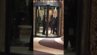 Milano borseggiatrici scappano dentro allhotel  Milan Pickpockets Escape Inside Hotel [upl. by Mohorva]