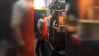 Así atrapa un taquero en la Ciudad de México la piña de un trompo de tacos al pastor — Taqueros [upl. by Kumagai]