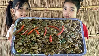 Delicious Fried Chicken Offal With Lemon Grass ឆាគ្រឿងកោះមាន់ [upl. by Eibob]