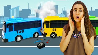 ¡Tayo The Little Bus tuvo un ACCIDENTE La Guardería Infantil Video de coches de juguete para niños [upl. by Nylarahs]