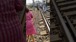 shortsvideo  Eai Hoche Howrah Railway Jekhanr Majh Pothe Train Theke neme Hat te Hoche Today [upl. by Ylurt]