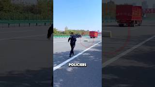 Ce policier sauve la marchandise de ce chauffeur 😱 [upl. by Anawal574]