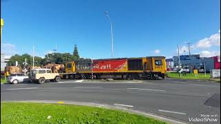 Hewletts Road Level Crossing Mt Maunganui [upl. by Anitsahs]