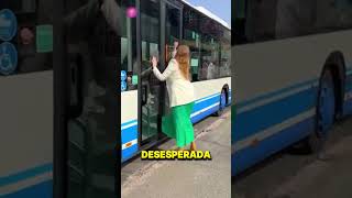 Quedó ATRAPADA en el autobús y él hizo ESTO 😱🚌 [upl. by Signe33]